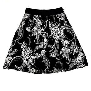 White House Black Market Black Floral Print Chiffon Skirt Side Zip Size: M